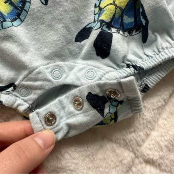 Tea Collection | Blue Sea Turtle Printed Henley Romper | Size 3-6 Months - Picture 4 of 9